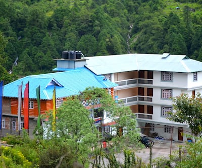 https://imgcld.yatra.com/ytimages/image/upload/t_hotel_yatra_city_desktop/v1463382056/Domestic Hotels/Hotels_Lachung/Delight Hotels Royal Lachung/Exterior_2.jpg